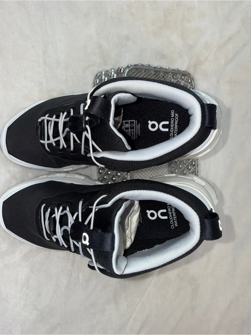 On Clouds hero Mid Waterproof Black White Sz Youth 5/Women 6.5 3YD30020299 🖤🤍